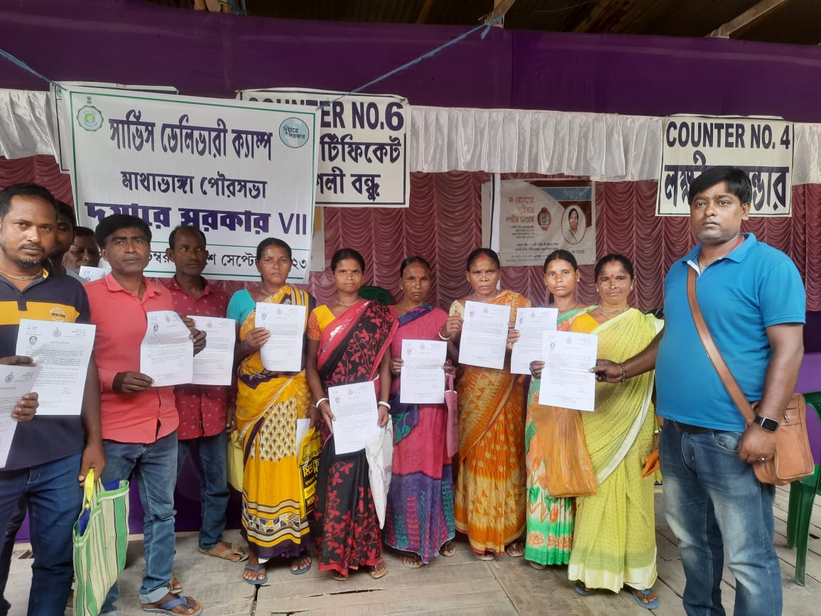 মাথাভাঙ্গা মহকুমার মাথাভাঙ্গা পৌরসভা এলাকায় সপ্তম পর্যায়ের দুয়ারে সরকারের পরিষেবা প্রদান শিবির থেকে উপভোক্তাদের হাতে সরকারি পরিষেবা ও শুভেচ্ছা বার্তা তুলে দেওয়া হচ্ছে।
#DuareSarkar 
#EgiyeBangla