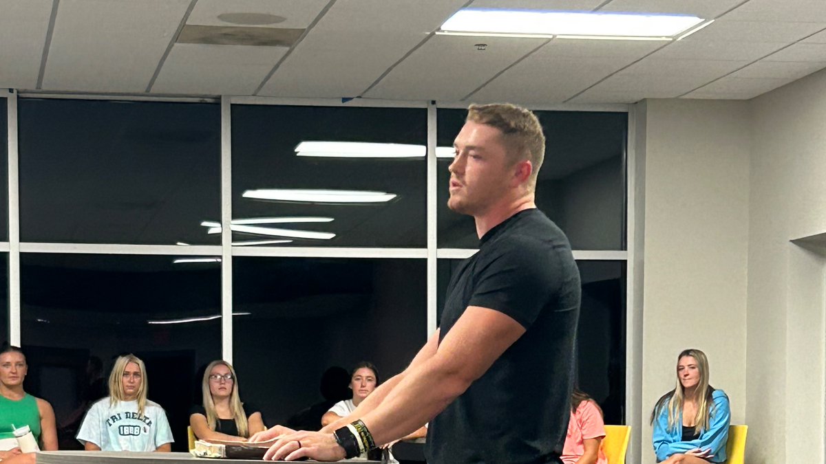 spotesfca's tweet photo. Huge group of students came out to Southern Miss FCA.
Linebacker Swayze Bozeman gave the charge through Mark 2:1-12. Great Word….,and life-giving in Swayze’s appeal through this passage. Was simply awesome! 
Southern Miss FCA meets weekly on Mondays on campus. 
#whoseareyou https://t.co/llwiVfa0ND