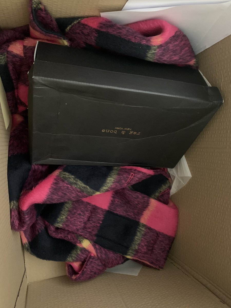 Inspired_Spaces's tweet photo. 0/10 for your packaging skills @THEOUTNET https://t.co/gQVCBLWa3p