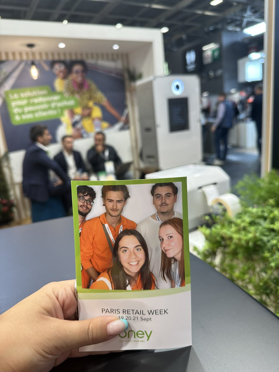 laetitiadea's tweet image. On a pu prendre une petite photo souvenir au stand Oney qui est une banque en ligne, n’hésitez pas à y aller ! 
@OneyFrance 
#Parisretailweek #iim #PRW