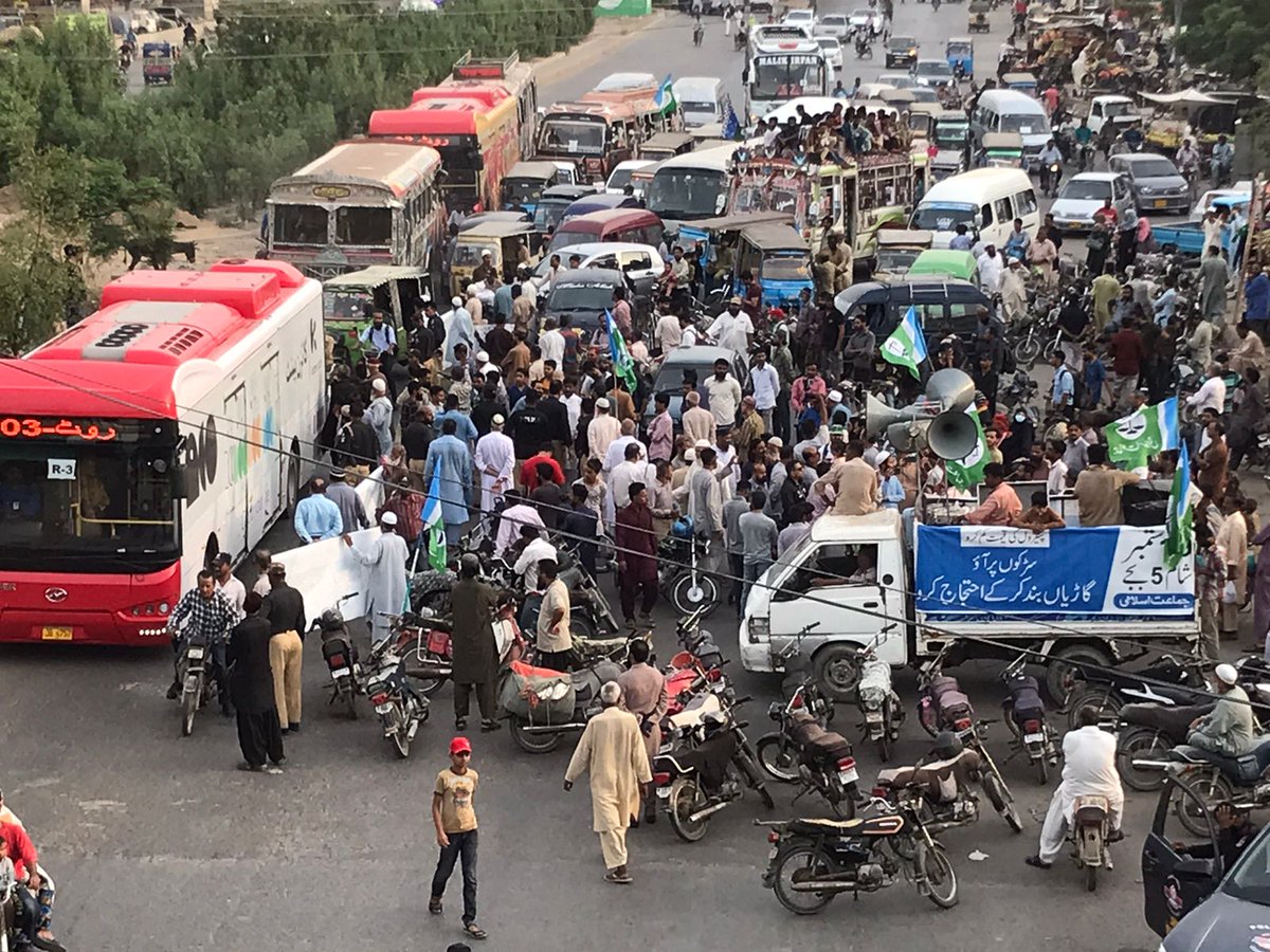 ShariqJIPK's tweet photo. JI Protest at #UpMore
#KhiPutBrakesAgainstFuelPrice
@M_YousufJI
@NaeemRehmanEngr https://t.co/ntKc4Jsy8h