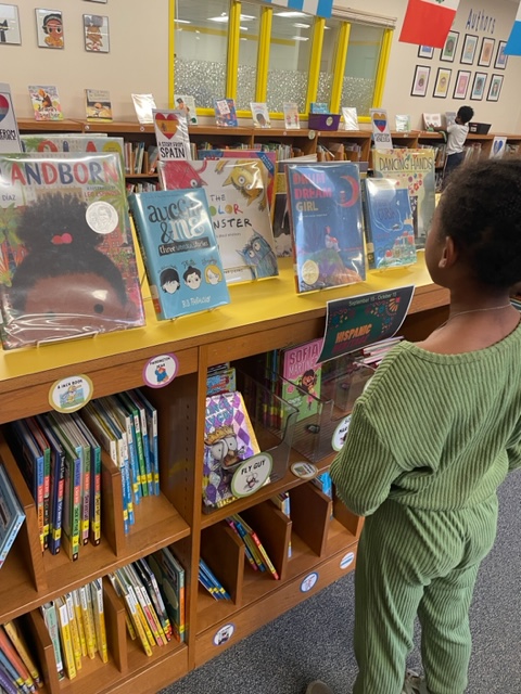 meg_schryver's tweet photo. Students celebrating Hispanic Americans by reading about them in library. #HispanicHeritageMonth2023 #APSlibrarians @SuptDuran @InnovationAPS @MrsPeters_APS @Mrs_White_APS https://t.co/h5gIh95dJC