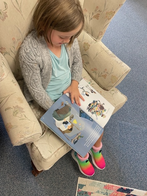 meg_schryver's tweet photo. Students celebrating Hispanic Americans by reading about them in library. #HispanicHeritageMonth2023 #APSlibrarians @SuptDuran @InnovationAPS @MrsPeters_APS @Mrs_White_APS https://t.co/h5gIh95dJC