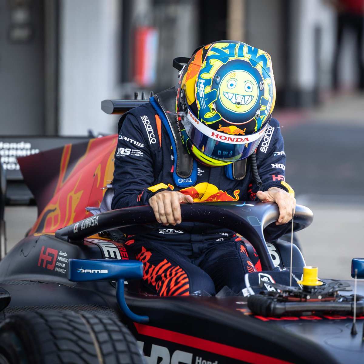 And the award for the coolest helmet in Formula 2 goes to... 📸 @DutchPhotoAg #F2 #AllezLesBleus