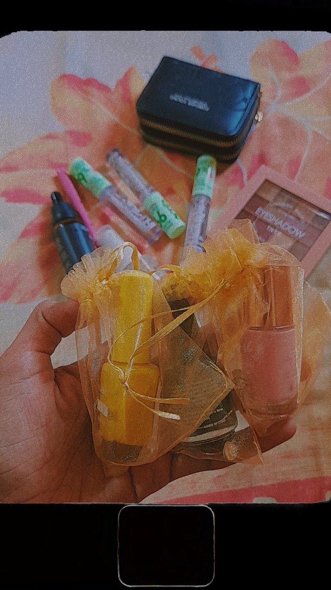 PPuffay's tweet photo. عادَ إليكم من جديد⭐ 

Here we go again ⭐

A simple and elegant gift 
:
A set of rings 
Lipgloss 
Nail polish 
Eyeshadow 
Eyeliner 
And a little bag.
Price :11.500SDG 

Order now:
0908813708

Delivery available 

#كيفك_بُن
#تباً_للحرابة_مجداً_للسلام https://t.co/4EbJKBcIPR
