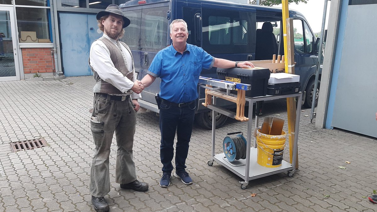 Viele  Gesellen auf der Walz unterstützen derzeit in MV auf dem Hof Ulenkrug  in Dargun - Ortsteil Stubbendorf - u.a. beim Bau eines neuen Gästehauses. Die Handwerkskammer stellte dafür leihweise  verschiedene Werkzeugen zur Verfügung.