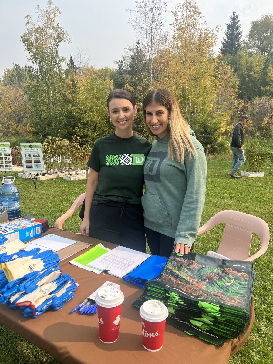 AGrandinetti_TD's tweet photo. 💚Beautiful afternoon spent this weekend with colleagues and family tree planting. 295 of them to be exact! 🌳🌲 

#TDTreeDays https://t.co/3Y7vjNOI8k