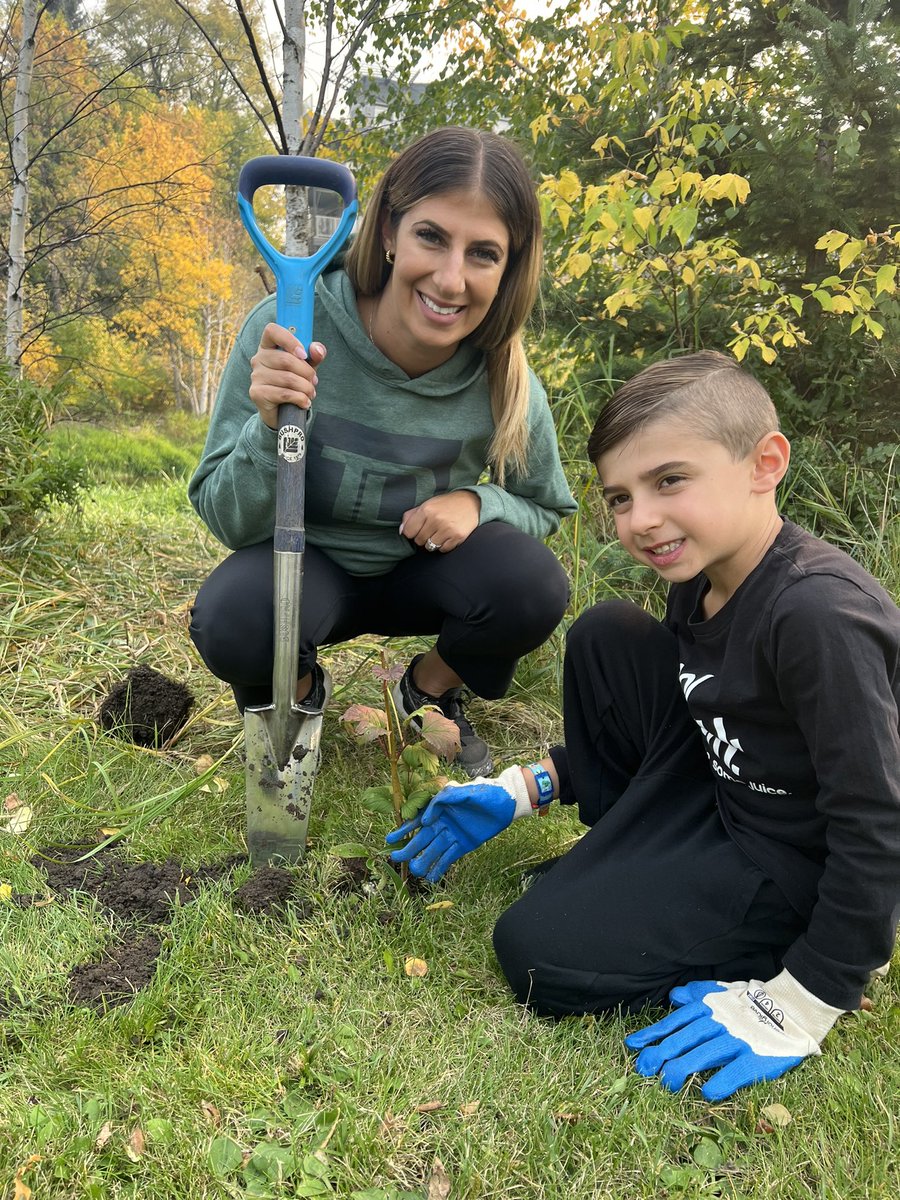 AGrandinetti_TD's tweet photo. 💚Beautiful afternoon spent this weekend with colleagues and family tree planting. 295 of them to be exact! 🌳🌲 

#TDTreeDays https://t.co/3Y7vjNOI8k
