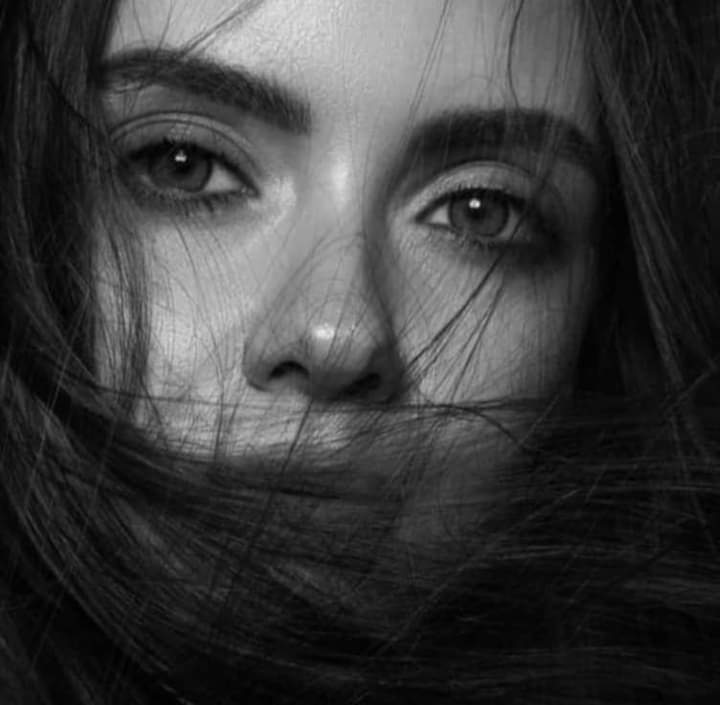 romantic_love11's tweet photo. ساون میں آنکھوں کو کتنا رلاتی ہے
فرقت میں جب دل کو کسی کی یاد آتی ہے
یہ زندگی یونہی، برباد ہوتی ہے
ہر وقت ہونٹوں پہ کوئی فریاد ہوتی ہے
نہ دواؤں کا نام چلتا ہے
نا دعاؤں سے کام چلتا ہے
زہر یہ پھر بھی سبھی کیوں پیا کرتے ہیں
جانے کیوں لوگ محبت کیا کرتے ہیں https://t.co/UKNQtZKjx1
