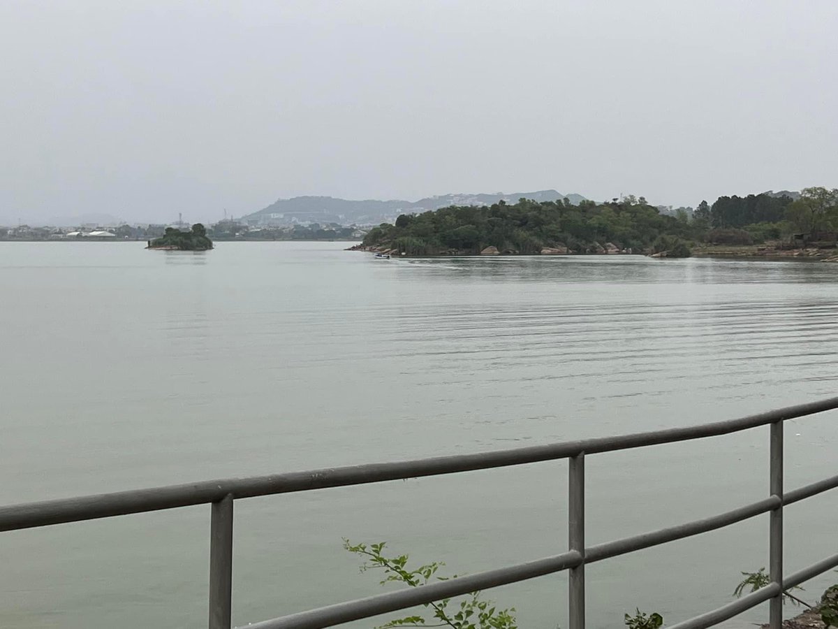 حب ڈیم سے پچھلے تین سالوں کے مون سون سیزن میں پانی اسپل ہوتا ہے۔ اس وجہ ڈیم مٹی بیٹھنے سے ڈیم کی اسٹوریج کم ہونا اور بارشوں کا زیادہ ہونا ہے۔ 

ہم حب ڈیم سے اوپر ایک نیا کیری اوور ڈیم کیوں نہیں بناتے تاکہ پانی اسپل ہوکر سمندر میں نہ جائے بلکہ کراچی اور بلوچستان کے لئے ذخیرہ ہو۔