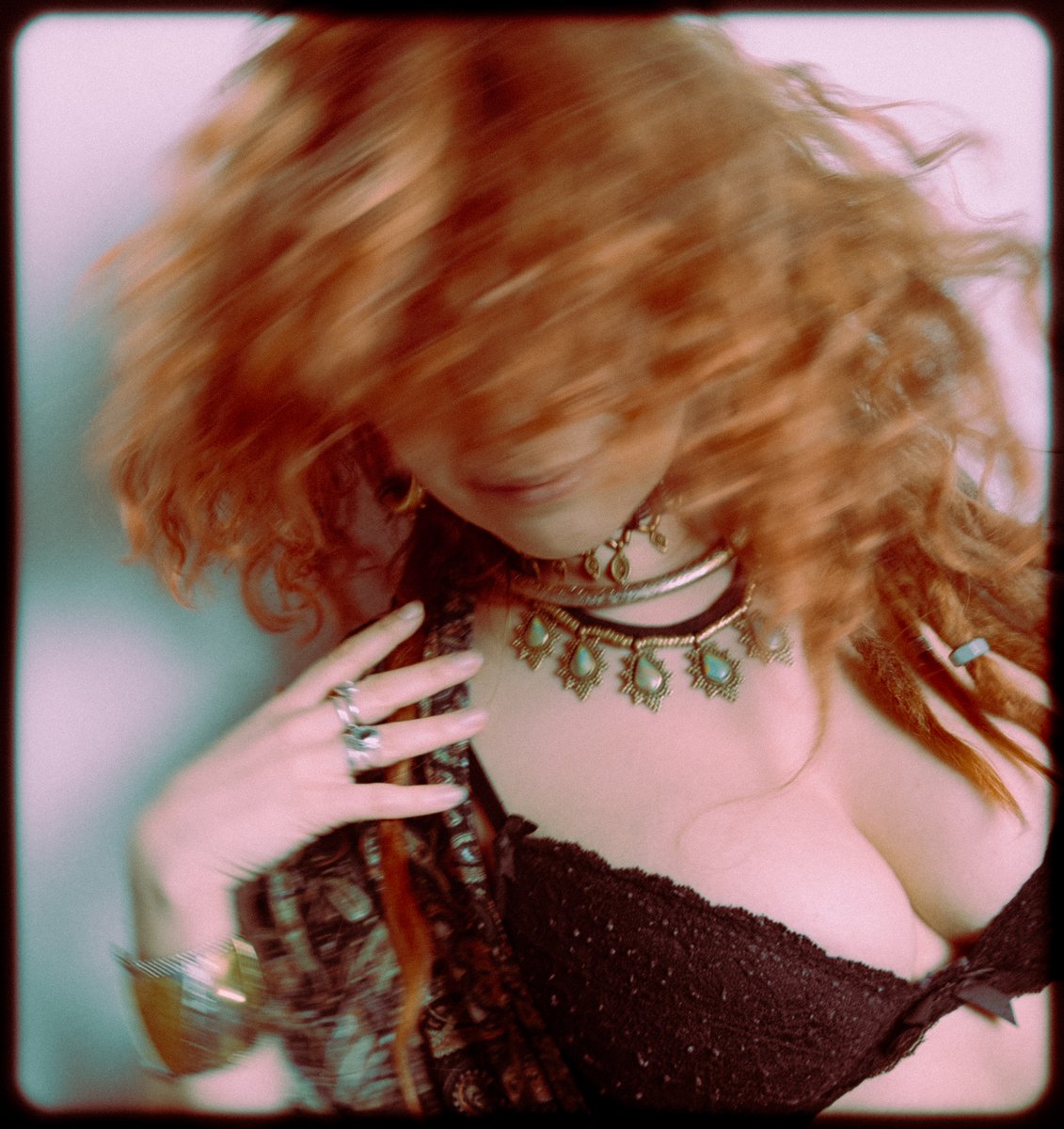 BrookesPics's tweet photo. Autumn colours with @_feraline_  #redhair #artistsmodel #photoshoot https://t.co/PdMRisiMj8