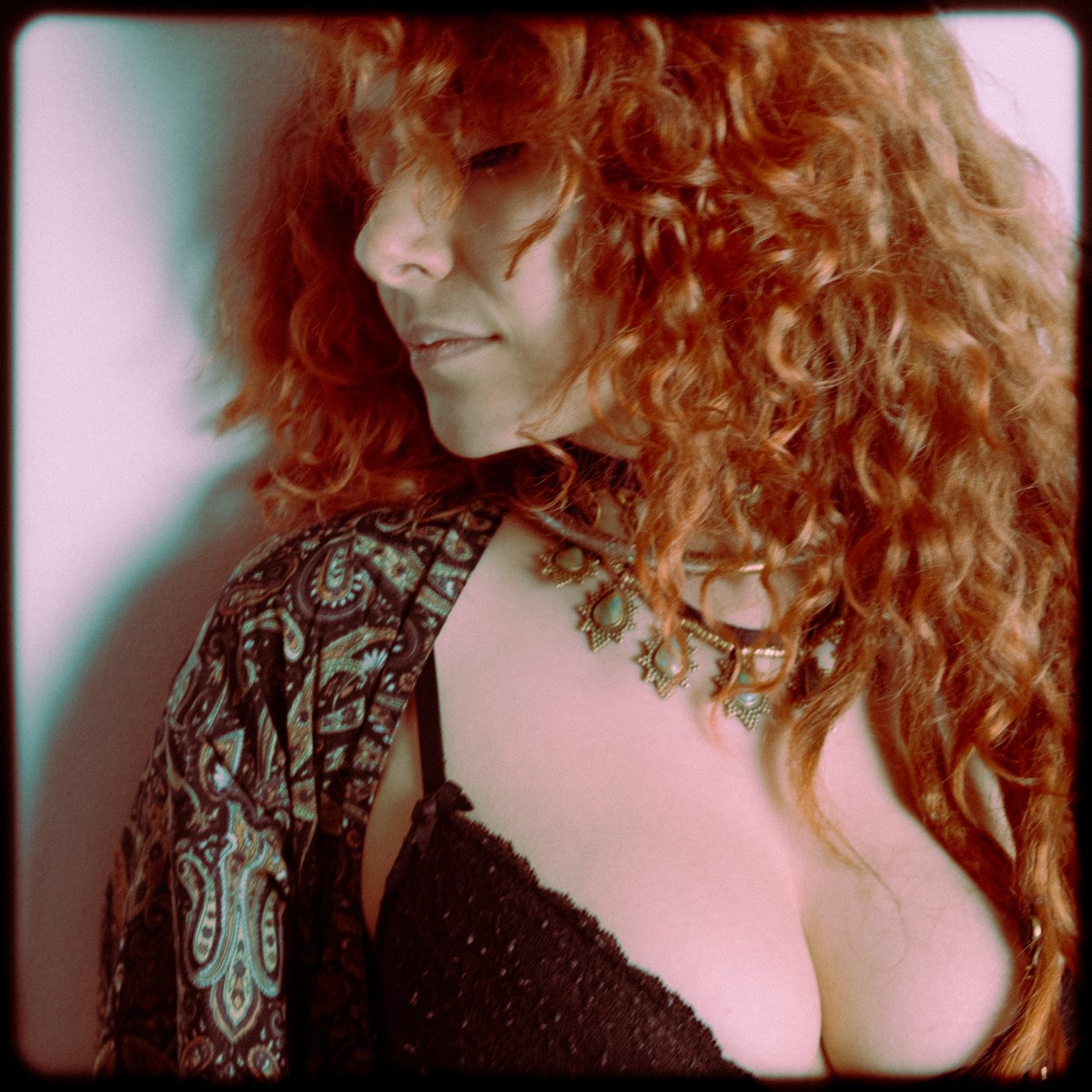 BrookesPics's tweet photo. Autumn colours with @_feraline_  #redhair #artistsmodel #photoshoot https://t.co/PdMRisiMj8