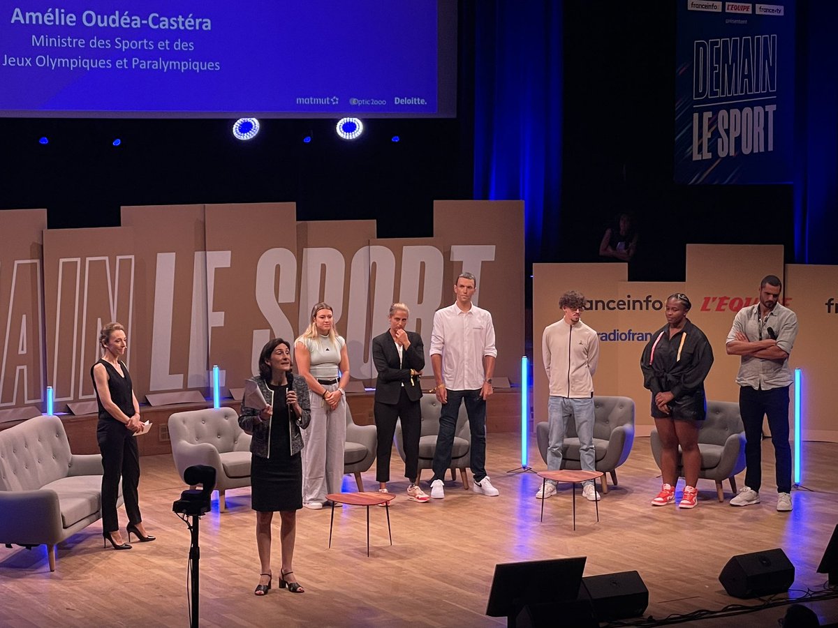 franceinfo's tweet photo. La seconde édition de #demainlesport à la maison de la radio a débuté aux côtés de la ministre des sports Amélie Oudéa-Castéra @AOC1978 et de nos champions tricolores @florentmanaudou @romane_dicko @pauline_drl @gros_mathilde @leautealexandre #alexishanquinquant https://t.co/gAQdad9BP8