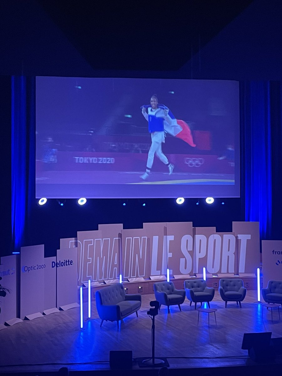 franceinfo's tweet photo. La seconde édition de #demainlesport à la maison de la radio a débuté aux côtés de la ministre des sports Amélie Oudéa-Castéra @AOC1978 et de nos champions tricolores @florentmanaudou @romane_dicko @pauline_drl @gros_mathilde @leautealexandre #alexishanquinquant https://t.co/gAQdad9BP8