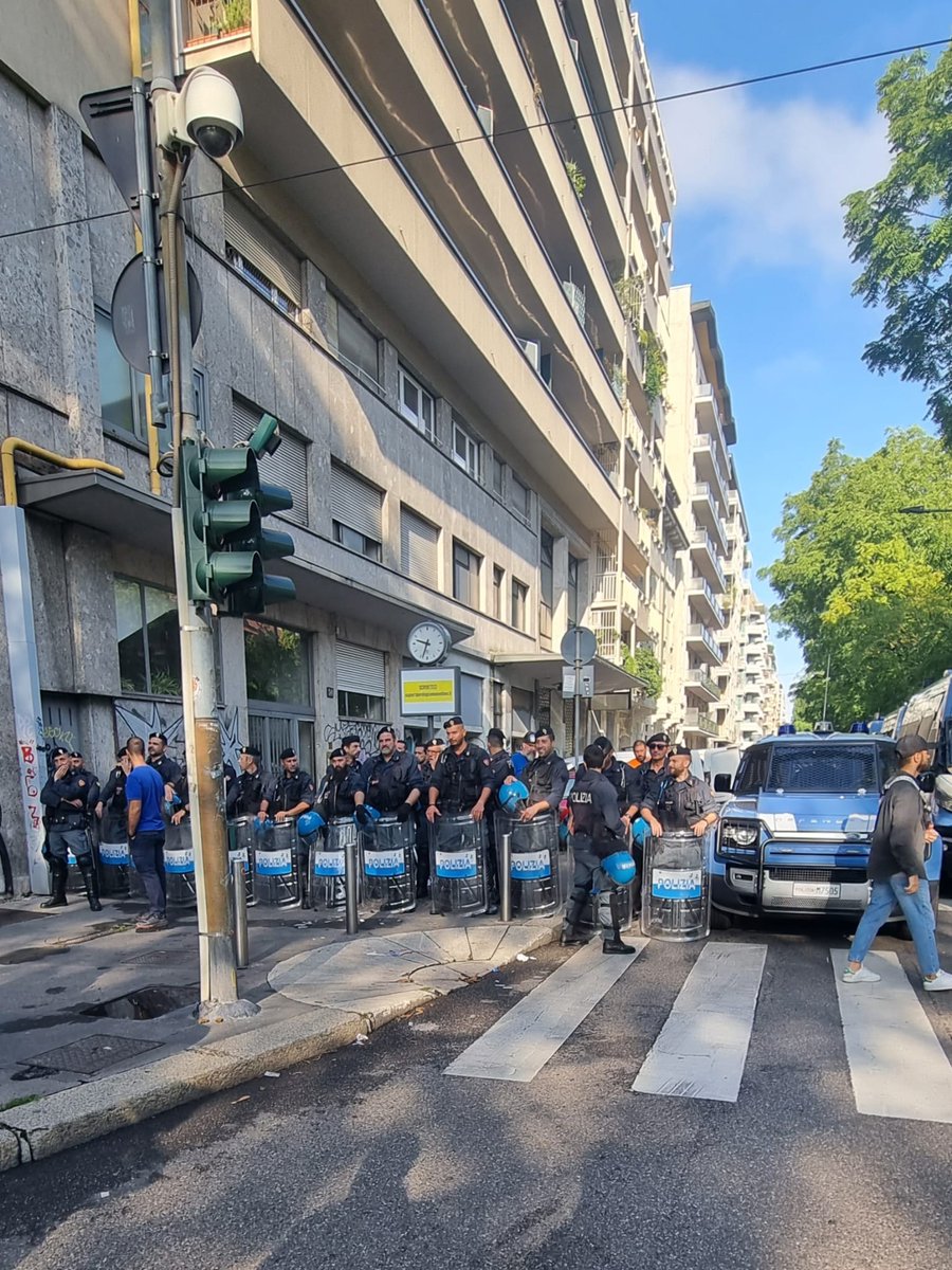 gadlernertweet's tweet photo. Traffico bloccato per 3 ore in viale Gran Sasso a Milano per sgomberare il Cinema Splendor di piazza Piola occupato da 10 pacifici studenti. Ridicolo spiegamento di blindati e agenti antisommossa. Esibizione di forza inutile. E' questo il modo di tutelare l'ordine pubblico? https://t.co/YrNviEqlck