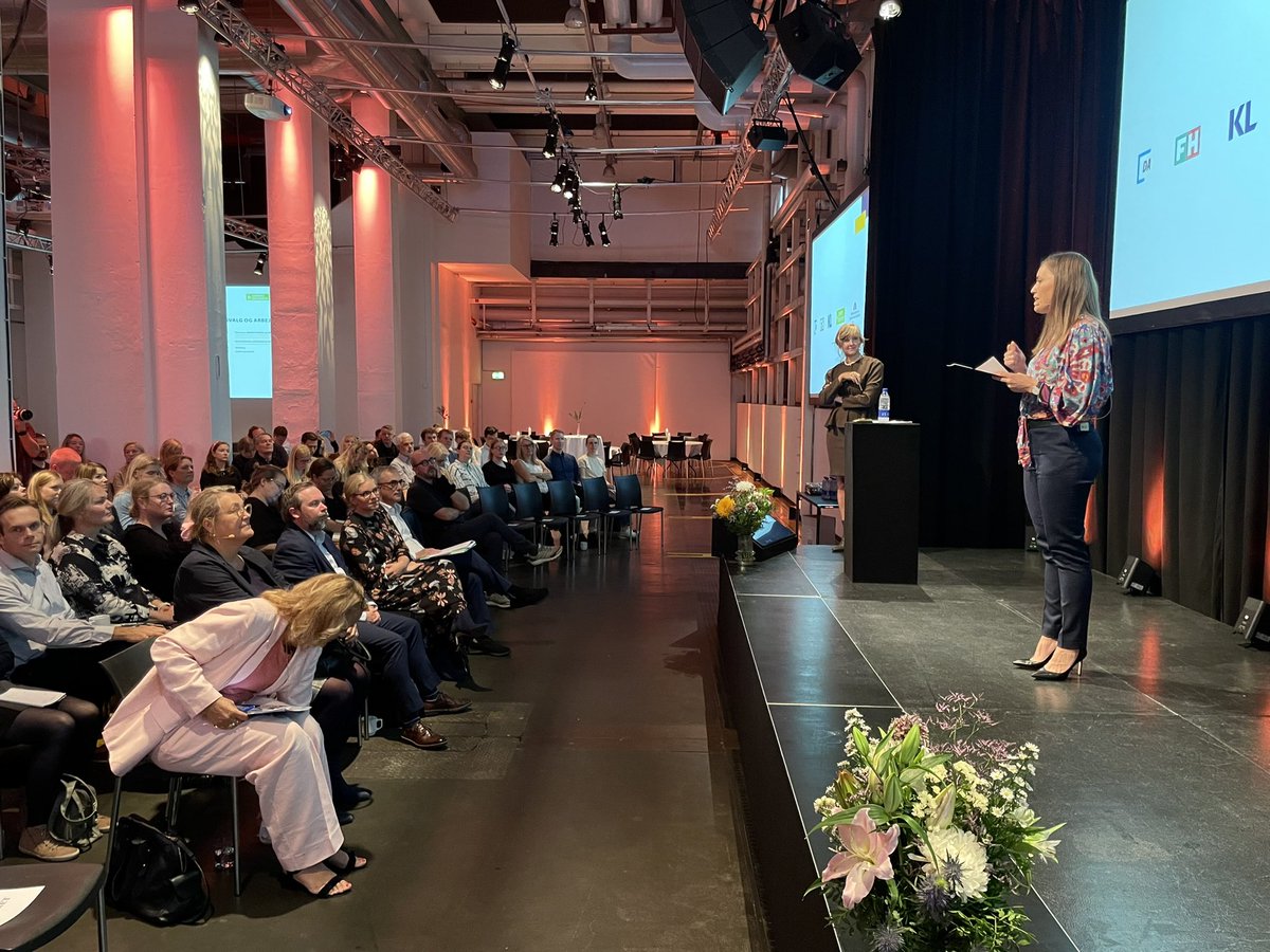 Ligestillingsministeriet (@ligeministeriet) on Twitter photo Ligestillingsminister <a href="/marie_bjerre/">Marie Bjerre</a> tog på vegne af regeringen imod 10 anbefalinger fra partnerskabet om det kønsopdelte arbejdsmarked - og gav sin støtte til videre arbejde 👷♀️👷♂️👨⚕️🧑⚕️👨🎨🧑🎨<a href="/Dansk_Arbgiver/">DA - Dansk Arbejdsgiverforening</a> <a href="/FH_danmark/">Fagbevægelsens Hovedorganisation</a> @kommunerne <a href="/regionerne/">Danske Regioner</a> #ligestilling Ligestillingsminister <a href="/marie_bjerre/">Marie Bjerre</a> tog på vegne af regeringen imod 10 anbefalinger fra partnerskabet om det kønsopdelte arbejdsmarked - og gav sin støtte til videre arbejde 👷♀️👷♂️👨⚕️🧑⚕️👨🎨🧑🎨<a href="/Dansk_Arbgiver/">DA - Dansk Arbejdsgiverforening</a> <a href="/FH_danmark/">Fagbevægelsens Hovedorganisation</a> @kommunerne <a href="/regionerne/">Danske Regioner</a> #ligestilling