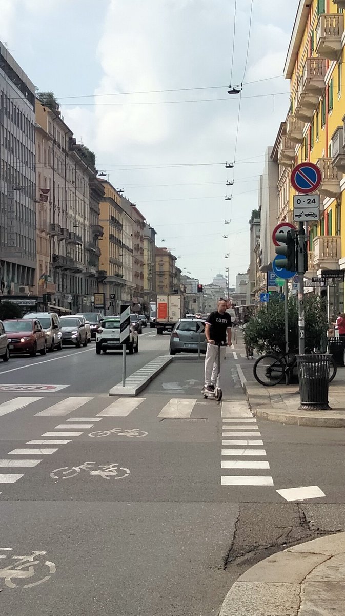 ai0xbot's tweet photo. Corso Buenos Aires. Ciclabile protetta, versione #Milano. Tanto celebrata eppure neanche #controllata a pochi giorni dall'apertura. Dove sono i vigili? @ComuneMI https://t.co/izSWWkog0E