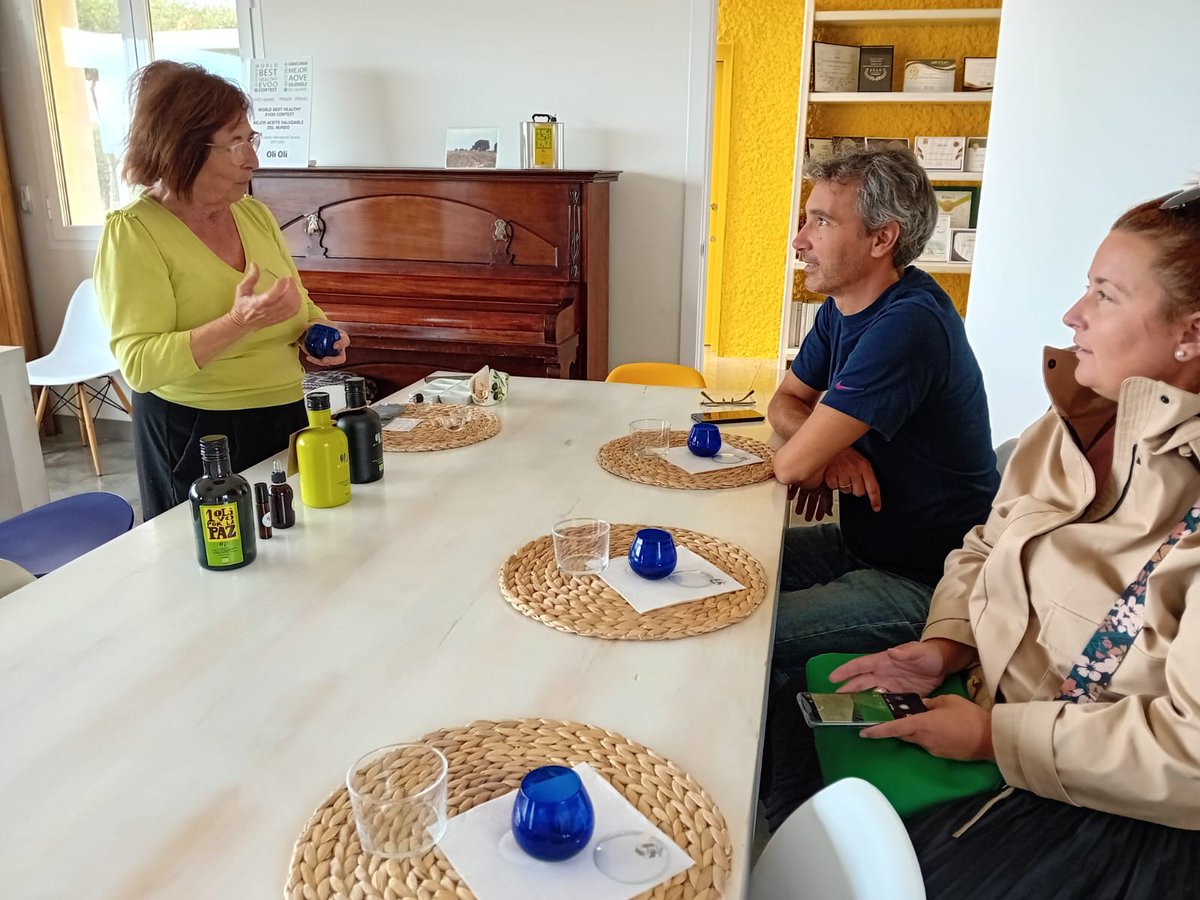 valenciaturisme's tweet image. Periodistas búlgaros de la revista @inglobomagazine visitan #Requena en el #presstrip por la @c_valenciana.

✅Visitan quesería @HoyadelaIglesia 🧀, almazara  @OlioliBio 🫒 y bodega @pagodetharsys 

@TierraBobal @TurismoHoya @AYTOREQUENA @TurismoRequena @dipvalencia @GVAturisme