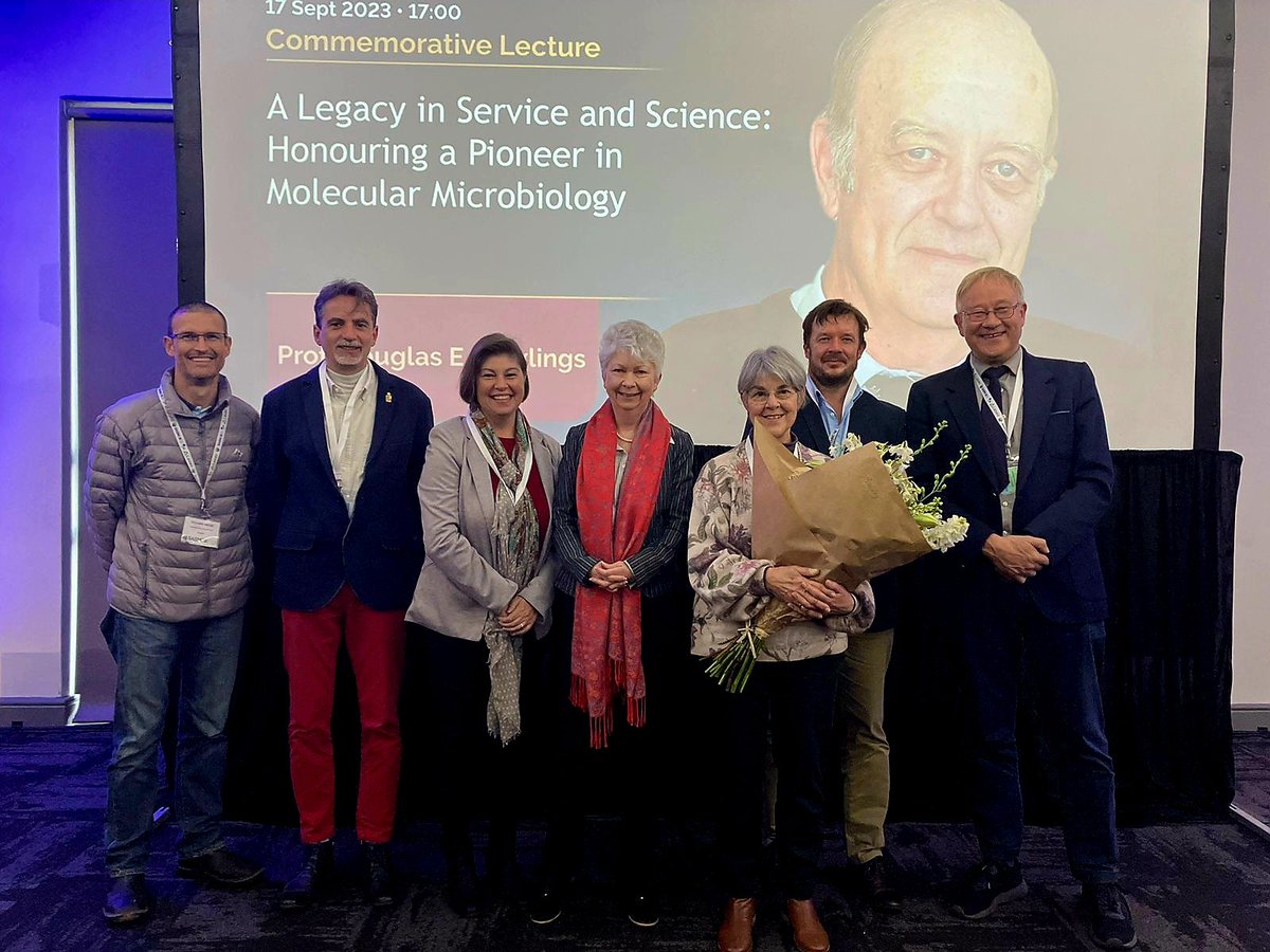 A tribute to Prof Doug Rawlings to kick off the #sasm2023 conference. A reminder of the impact of the biomining research conducted, with special mention of the technique developed by our very own Dr Van Zyl which advanced the field through Prof Gulani's research.