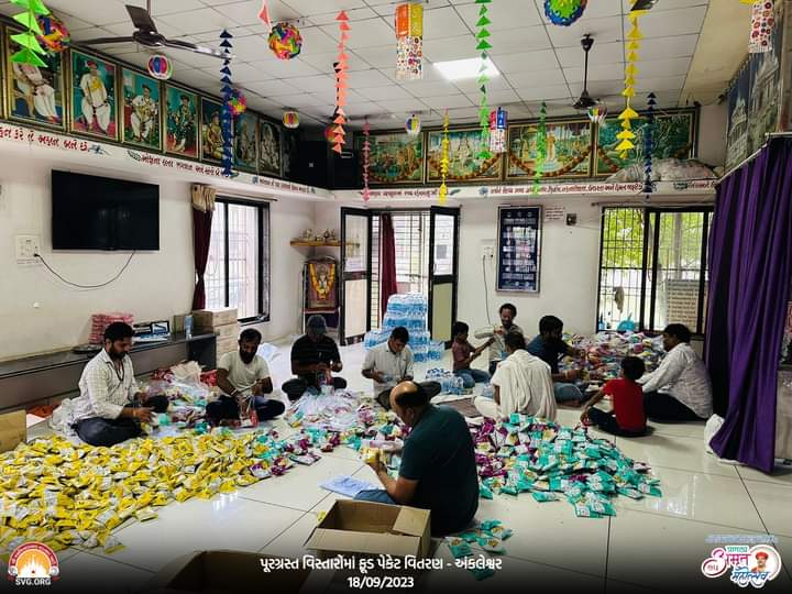 અંકલેશ્વરમાં પુરના કારણે ભયાનક પરિસ્થિતિનું નિર્માણ થયું છે. ઘણા વિસ્તારોમાં પુરના પાણી ઘુસી ગયા છે. તેવા પૂરગ્રસ્ત વિસ્તારોમાં લોકો આ પરિસ્થિતિનો સામનો કરી રહ્યા છે.
પૂરગ્રસ્ત વિસ્તારોમાં ફૂડ પેકેટ વિતરણ
સ્થળ : અંકલેશ્વર
તારીખ : 18/09/2023
 <a href="/laljishree108/">H.H. 108 LALJI SHREE</a>  #GujaratRain