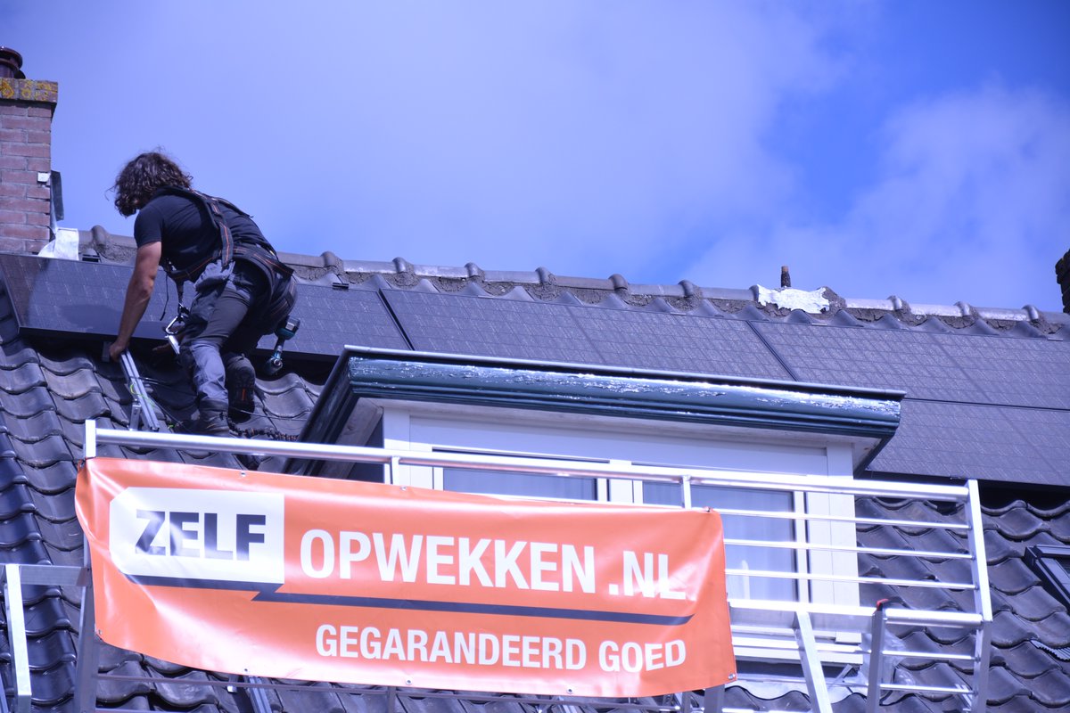 Sunergetic_NL's tweet photo. Weer #Zonnepanelen met #vergunning binnen het beschermd stadsgezicht in @gemeentehaarlem. Uniforme legplan voor 10 #woningen kreeg in 1x een vergunning van de #gemeente. #Beschermd #stadsgezicht gebied verduurzaamd op een manier die recht doet aan de beschermde status @Qcells_EU https://t.co/csy2I5xB2E