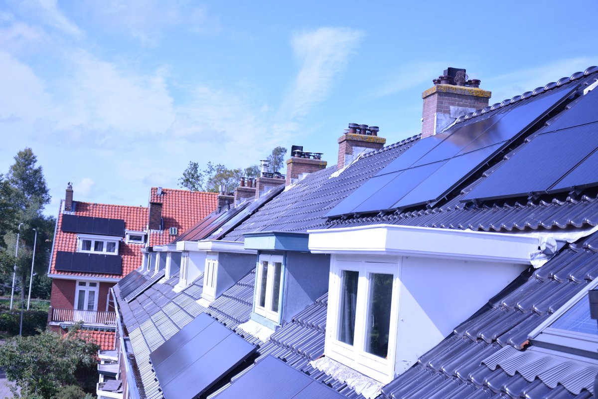 Sunergetic_NL's tweet photo. Weer #Zonnepanelen met #vergunning binnen het beschermd stadsgezicht in @gemeentehaarlem. Uniforme legplan voor 10 #woningen kreeg in 1x een vergunning van de #gemeente. #Beschermd #stadsgezicht gebied verduurzaamd op een manier die recht doet aan de beschermde status @Qcells_EU https://t.co/csy2I5xB2E