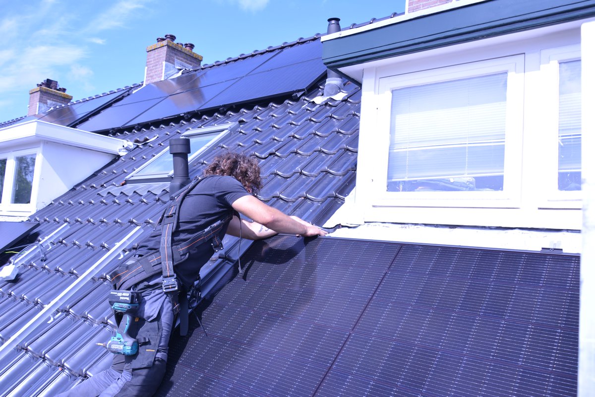 Sunergetic_NL's tweet photo. Weer #Zonnepanelen met #vergunning binnen het beschermd stadsgezicht in @gemeentehaarlem. Uniforme legplan voor 10 #woningen kreeg in 1x een vergunning van de #gemeente. #Beschermd #stadsgezicht gebied verduurzaamd op een manier die recht doet aan de beschermde status @Qcells_EU https://t.co/csy2I5xB2E