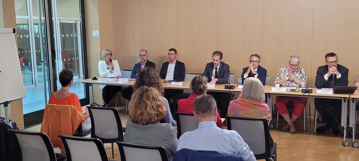 Signature ce matin du COEF transport et logistique, au siège de la région AURA,  sous la présidence de Jacques BLANCHET Vice Président  délégué à la formation professionnelle. 
Séverine MICHAUD, présidente  FNTR AURA à salué  cette initiative très importante pour la profession.
