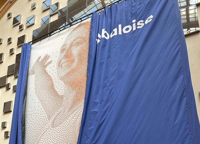 Hier is ie dan: het pleisterportret van onze ambassadrice Nina Derwael! 

Nog t.e.m. 7 oktober (gratis) te bewonderen in de Stadsfeestzaal in Antwerpen, Meir 78.

Meer info 👉 baloise.be/nl/news/balois…

#pleisterportret #ninaderwael #kunst #pleisters #ambassadrice #pnchr #baloise