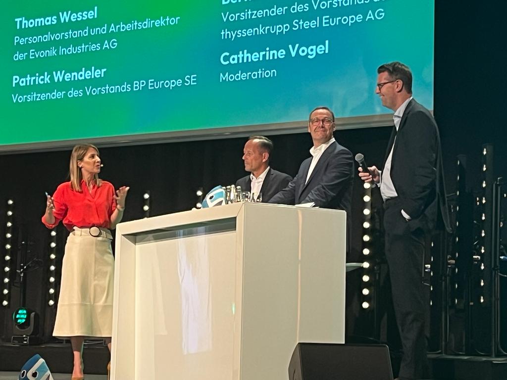 bp_Deutschland's tweet photo. P. Wendeler: „Für einen schnellen Hochlauf der Wasserstoffwirtschaft braucht es einen ganzheitlichen Plan sowie eine starke Antwort auf den US-amerikanischen Inflation Reduction Act. Und wir müssen dringend in die Umsetzung kommen.“ #HySummit23 https://t.co/8XRsi5kCEs