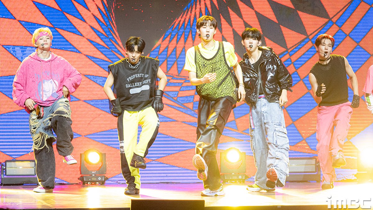 imbcenews's tweet photo. 이븐, 매력 넘치는 '롤모델' 무대 #이븐 #EVNNE #타겟미 #TargetME [iMBC 직찍 22장]

⬇️Click Plz⬇️
https://t.co/z6FJsm91n7 https://t.co/mQF5uhh0Pb
