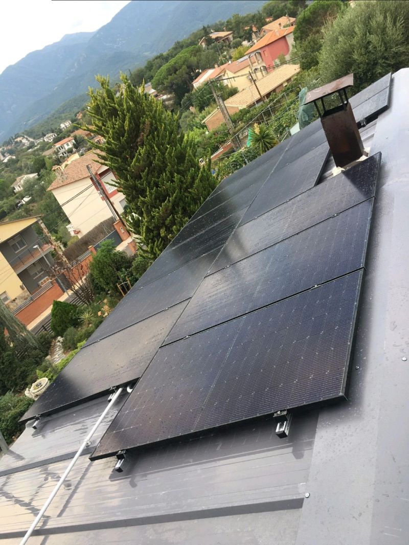 solarprat's tweet photo. En SOLARPRAT, nos enorgullece ofrecer soluciones sostenibles y eficientes a nuestros hogares y empresas.

Esta instalación es un ejemplo de nuestro compromiso con un futuro más brillante y ecológico. Se estima una producción de 13120 kWh anuales.

¡Únete al #terraplaquismo! https://t.co/llEOFUT3wQ