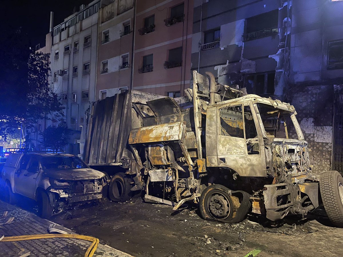 SomosFccLH's tweet photo. #incendiocamion basura en #LH
Daños numerosos, heridos leves. Nuestro compañero está bien, muy afectado por el miedo que sufrió.Intentó apagarlo pero le fue imposible sacar el extintor,estaba detrás del asiento
@instrabajoyss @AcLabEsp @SomosSindicato @EFEnoticias
foto @AnMrquez https://t.co/BOxWzMF5BE