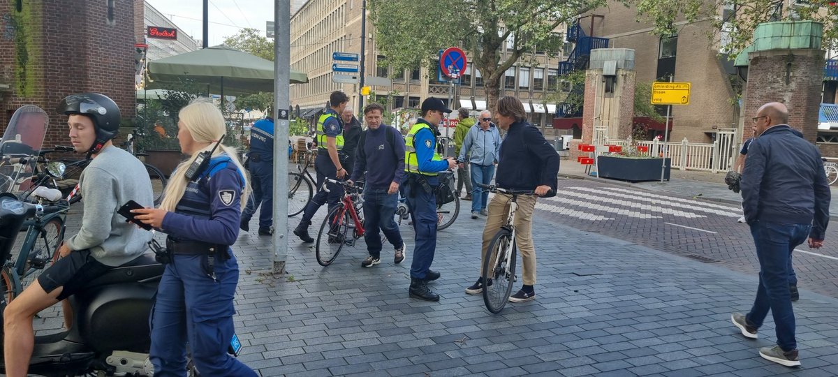 Samen met #Stadsbeheer fietsers en bromfietsers controleren op #Heling.