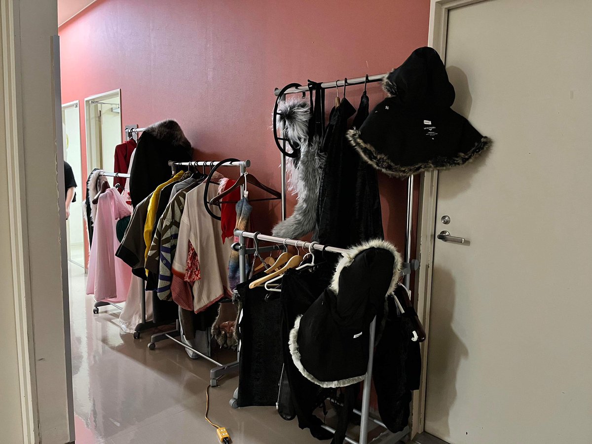 thekiocompany's tweet photo. 関係者公開ゲネのあとの楽屋
1st終わるとあせびちょの衣装を乾かし、メンテしてくださっています
最後の最後まで、各部署細かく仕上げています 
​
受付準備も万全！
今晩19時開演です！

『むかし、むかし』豊岡公演
⠀
9/19(火)19:00
9/20(水)11:00/16:00
⠀
#豊岡演劇祭
https://t.co/tR7Au83boH https://t.co/GsXyPsVRFG