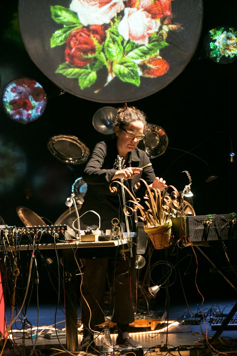 Intonarumori_'s tweet photo. Eli Gras (Barcelona, 1971). Artista multidisciplinar, Eli Gras ha publicado en sellos internacionales de prestigio. Y actuado con artistas como Pelayo Arrizabalaga, Pierre Bastien, Nuno Rebelo, H.J. Roedelius. Trabaja la electroacústica, acusmática y luthierismo experimental. https://t.co/beuJpUiuot