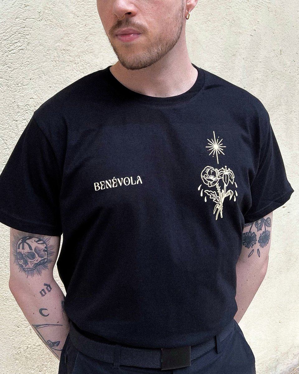 benevolaband's tweet photo. ✨🌹 Ya podéis haceros con nuestras primeras camisetas 🌹✨

Disponibles en nuestro bandcamp, también podéis escribirnos para gestionar entregas en mano por Madrid 💌

https://t.co/zSFP0pjK9T https://t.co/rQOc0LA8XS