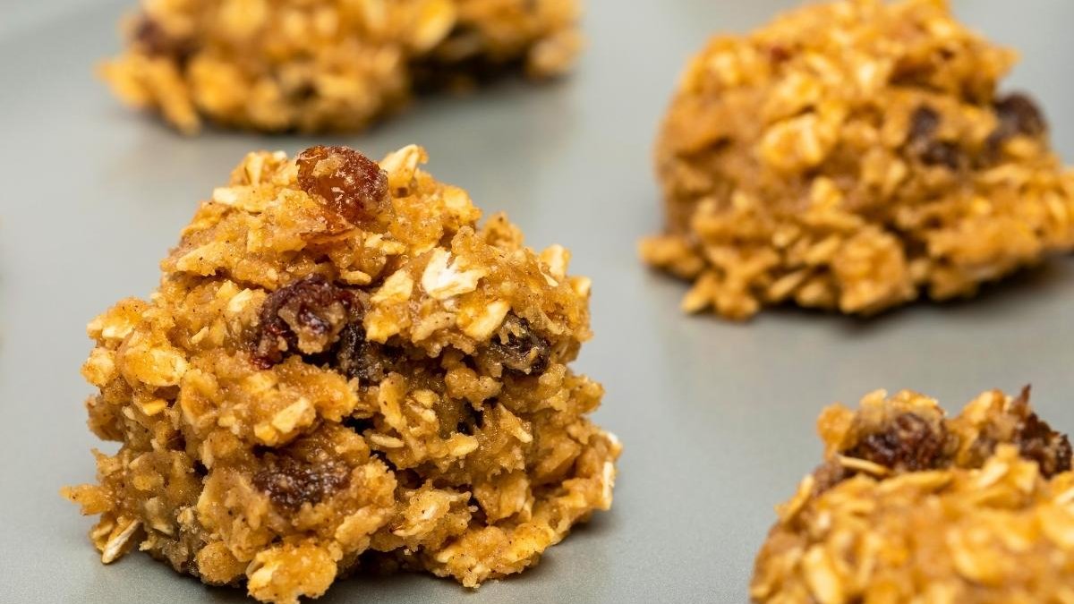 easykidsrecipes's tweet photo. No-Bake Cookie Balls: Mix oats, honey, and peanut butter. Roll into balls and chill. Easy and delicious! 🍪

Visit https://t.co/BOGR5hQCas for more ideas.

#PreschoolCooking #NoBake #CookingActivities #KidsRecipes #KidsCooking #TipTuesday #PreschoolSnacks https://t.co/HDyJvgf1oL