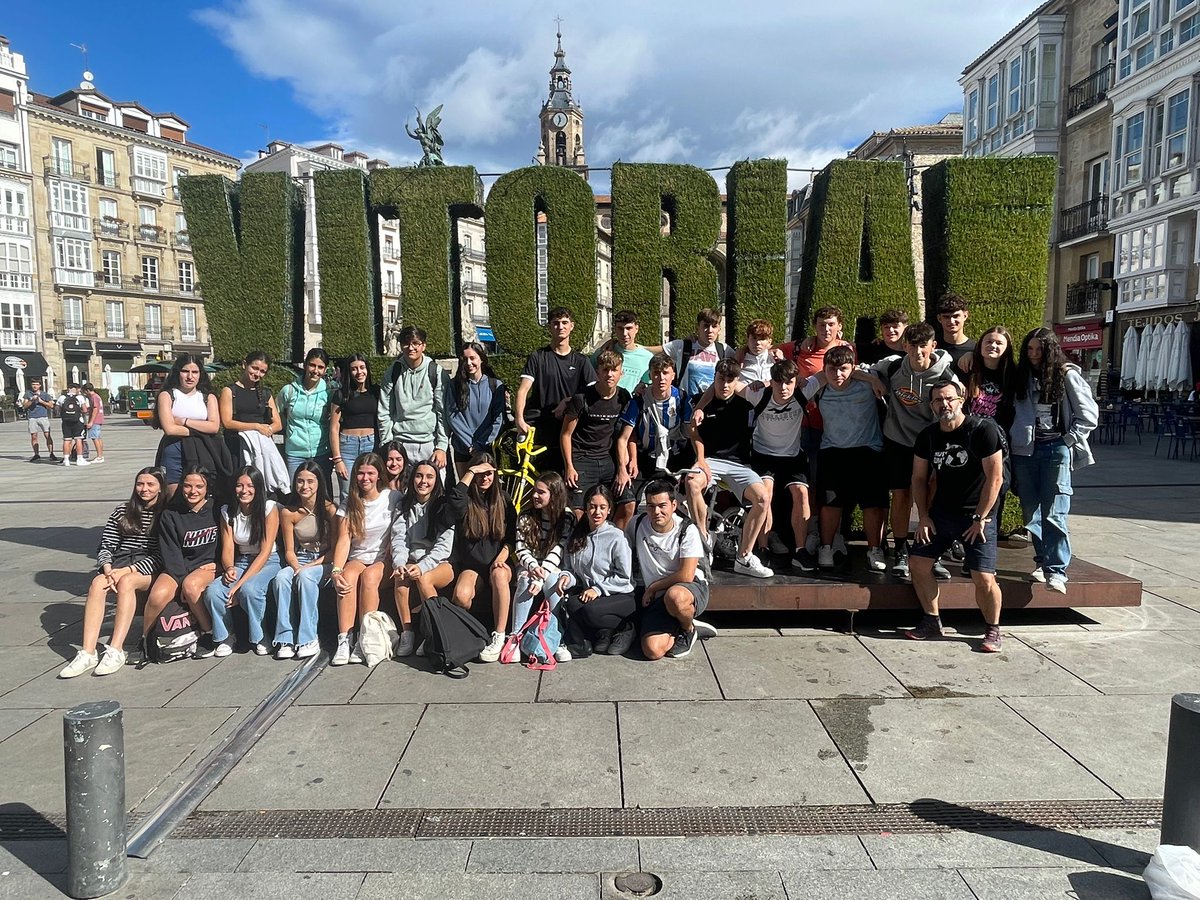 LaSalleDonostia's tweet photo. Btx.1eko ikasleak Zuhatzan, elkar ezagutzen eta ikasturteari hasiera indarrez ematen. Aupa gu!!!
Alumnado de 1º de Bach. En Zuhatza, conociéndonos y comenzando con fuerza el curso. ¡Animo!
#lasallegara #lasalleDonostia #zuhatza https://t.co/Fupr35fAHf