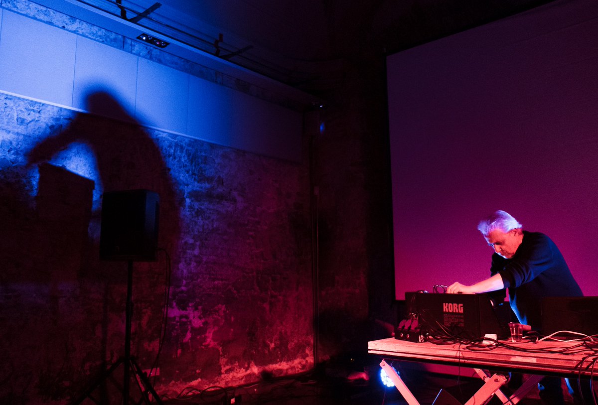 Intonarumori_'s tweet photo. Javier Piñango (Madrid, 1962). Director del festival internacional Experimentaclub. Lleva35 años trabajando en la escena sonora de vanguardia española como músico (Mil Dolores Pequeños, Destroy Mercedes). Desde 2010 usa la tensión y la narratividad sonora a través del Korg MS-20. https://t.co/GMyihAhr4r