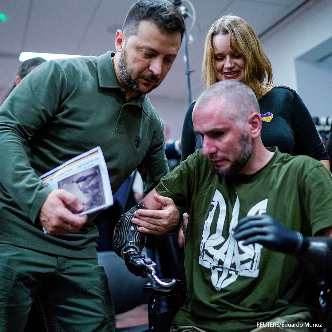 📸 Ukrainian President Volodymyr Zelenskyy helps a wounded soldier to stand up as he gives him an award during his visit at the Staten Island University Hospital in New York, where Ukrainian soldiers are being treated for war injuries. trib.al/UspJ0AW