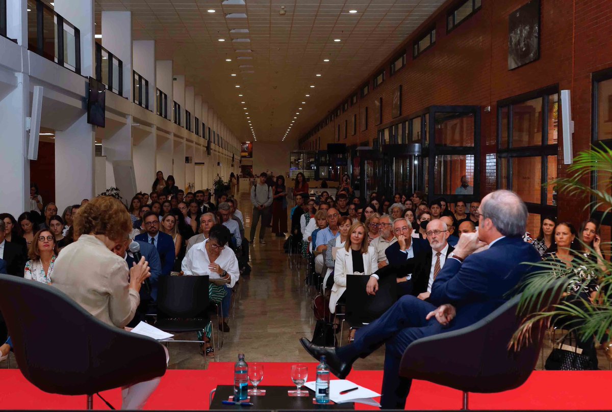 IDHUV's tweet photo. Ángel Gabilondo @DefensorPuebloE  minutos antes de su Conferencia Inaugural ante un aforo completo en @DretUV 

📌Recuerda que puedes atender su conferencia y todo el #CongresoPersonasMayores on-line
👉 Zoom: https://t.co/nUR235oE8b https://t.co/J1z1AtNmVO