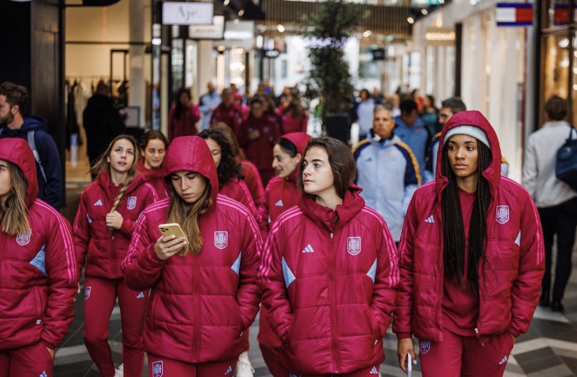 Cuando parece que no puede ir a peor... La situación de ahora es:

▪️ En principio van todas, no les queda otra.

▪️ La mayoría están citadas en Valencia, otras en un hotel de Madrid (como ha adelantado <a href="/relevo/">Relevo</a>).

▪️ Algunas viajan en tren, otras en avión (en clase turista).