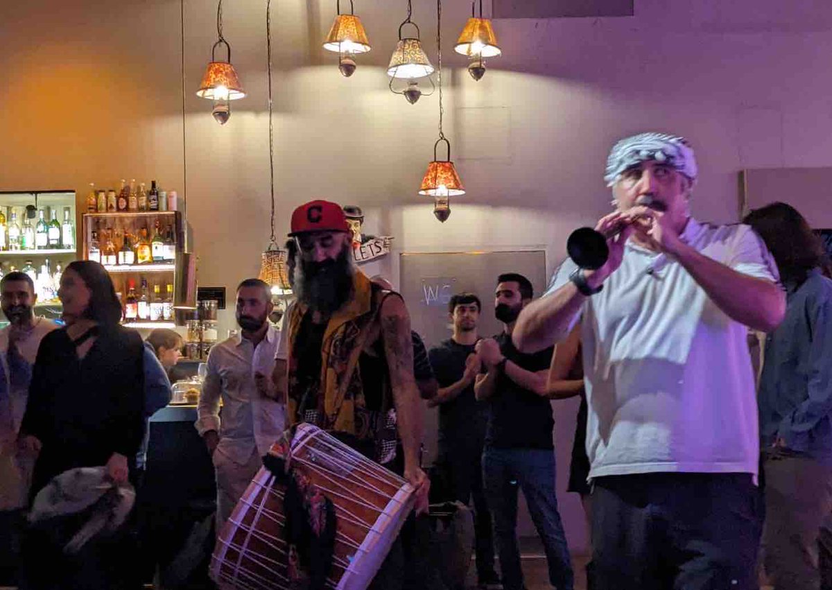 The riches of London musical life: Suna Alan at Jamboree—plaintive Kurdish laments, stories of persecution, and dancing with piercing shawm-and-drum stephenjones.blog/2023/09/18/kur… @SunaAlan12 @jamboreevenue