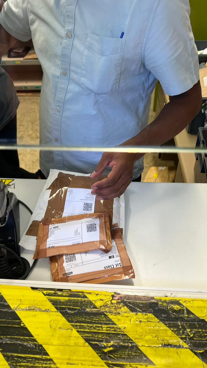 alexpagani81's tweet photo. @RoyalMailHelp @royalmail @
I sent my flatmate to drop some parcel I prepaid online at your delivery office in Manor Park. Your representative refused to print a proof of postage and asked my flatmate to simply take a picture of the items (something I've never heard off)Why? https://t.co/aoR3DxuO5X