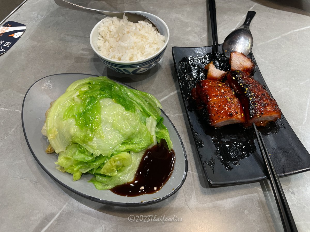 thaifoodies2's tweet photo. #อร่อยบอกต่อ 😋👉
📌#KitchenOne Roasted goose ร้านเชฟระดับ Le Cordon Bleu Causewaybay Hongkong เป็นอีกร้าน #หมูกรอบ #หมูแดง ต้นตำรับฮ่องกง ที่อร่อยโคตร 😋หมูแดง #Charsiu หมักเข้มข้น ย่างถ่านหอม ๆ เนื้อหมูแดงชิ้นหนา ตัวเนื้อหมูเคลือบด้วยซอสฉ่ำๆ ย่างมาเข้าเนื้อสุดๆ @aroii https://t.co/k0DOTaWPK6