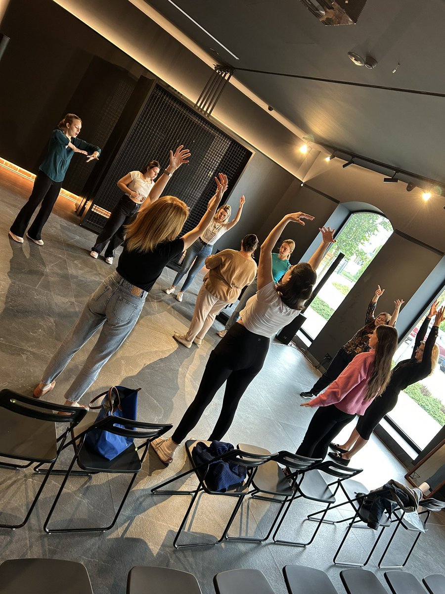MikulskiART's tweet photo. Karate? Kung-Fu? NIE!! - to rozgrzewka wokalna #WarmUp #breathing #exercise #dailyroutine / ćwiczenia oddechowe, higiena głosu, codzienna rutyna wokalna #MikulskiART #Opera #Academy #CarolineMerz🇩🇪 #AflopaArt #Pabianice #Poland🇵🇱 #DariuszMikulski https://t.co/0i1IwO2m4d https://t.co/hnER9GQa7x