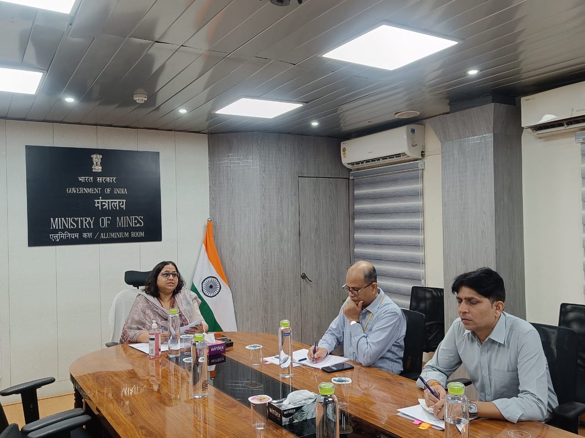 MinesMinIndia's tweet photo. Smt. Farida M. Naik, Joint Secretary, @MinesMinIndia, and senior officials of the ministry had a review meeting with all the CPSEs and subordinate offices regarding the #SHS2023 preparation under the Swachh Bharat Mission.

#SwachhataHiSeva2023
#GarbageFreeIndia
#SwachhBharat https://t.co/6rnP5dCyHB
