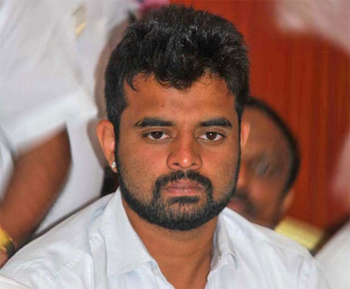 Anjan94150697's tweet photo. KARNATAKA:
#TemporaryRelief: PRAJWAL GETS TEMPORARY RELIEF FROM SUPREME COURT.!
The #SupremeCourt ISSUED an INTERIM STAY on the Karnataka High Court's order invalidating the election of the state's only JDS MP, Prajwal Revanna; INJUNCTION has been issued FOR THE NEXT 4 WEEKS. https://t.co/kFo5yqlHh5