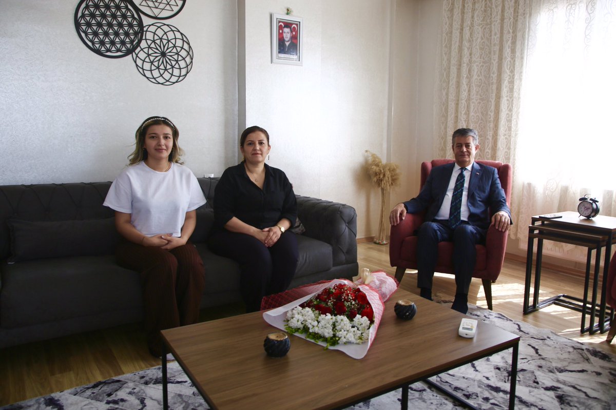 19 Eylül Gaziler Günü münasebetiyle Kahraman Şehit Güvenlik Korucumuz Mehdi Tosun’un kıymetli ailesini ziyaret ettik.
Şehidimizi saygı, rahmet ve minnetle anıyorum. 🇹🇷